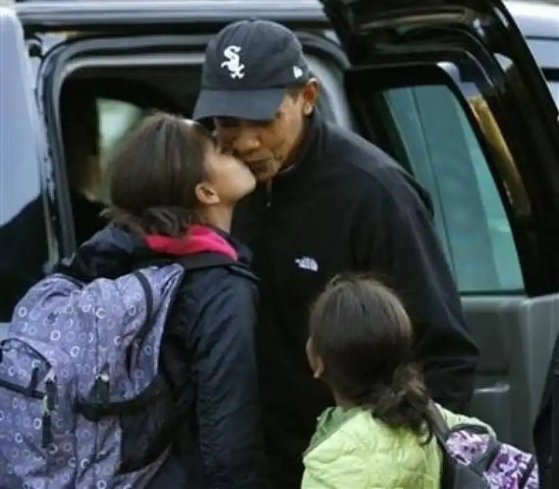 obama bacia malia sulle labbra