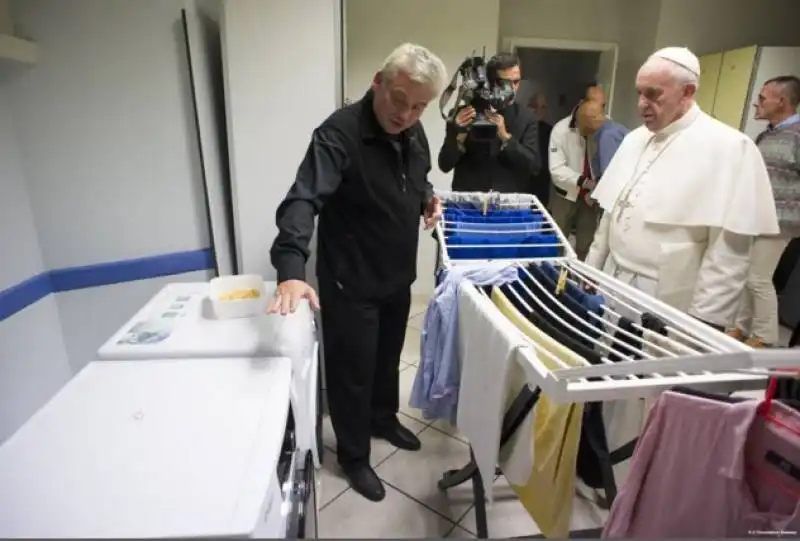 PAPA BERGOGLIO VISITA IL DORMITORIO DEI CLOCHARD