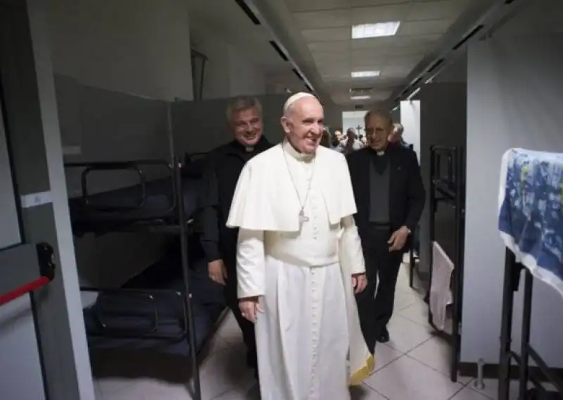 PAPA BERGOGLIO VISITA IL DORMITORIO DEI CLOCHARD