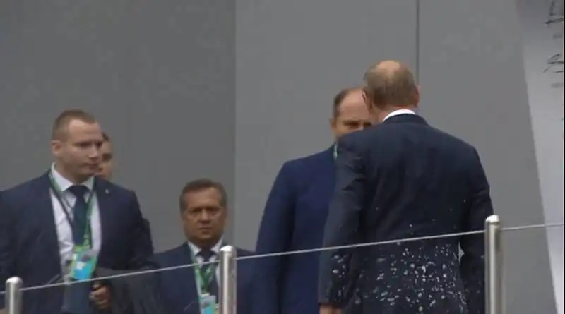 putin con la giacca sporca di champagne