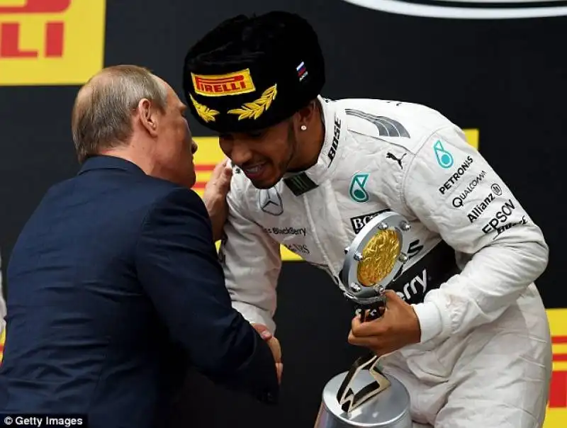 putin consegna trofeo a hamilton