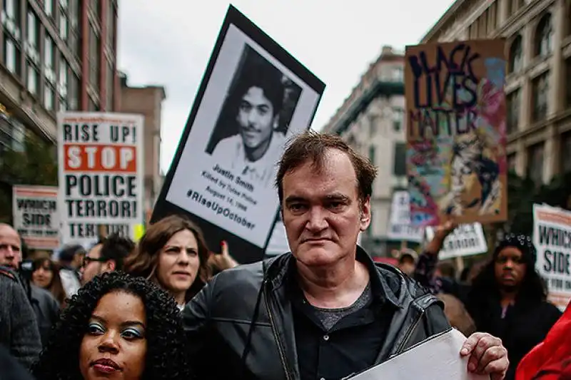 quentin tarantino manifesta contro la violenza della polizia