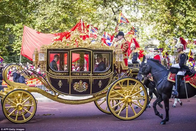 regina elisabetta e xi jinping su carrozza