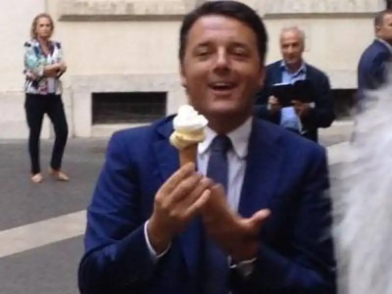 RENZI MANGIA IL GELATO