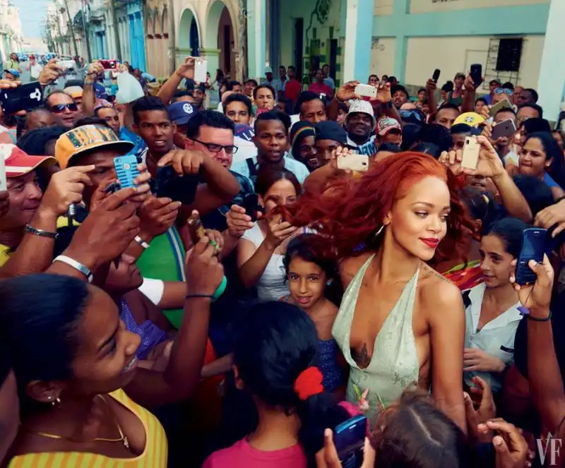 rihanna circondata dai fan a l havana vecchia