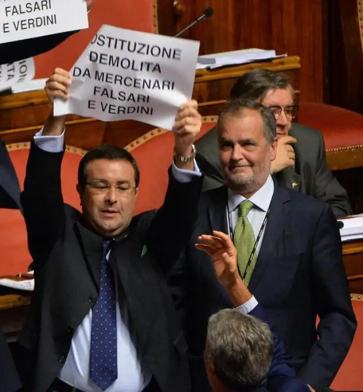 senatori della lega nord espongono dei cartelli in senato 1