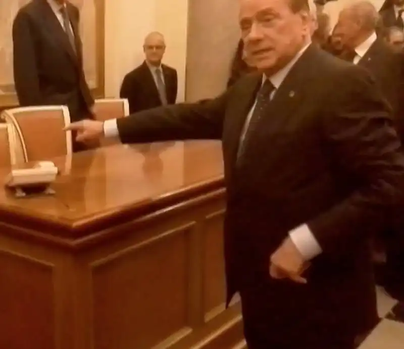 silvio berlusconi cede il posto a una bella bionda  7