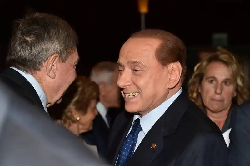 silvio berlusconi saluta