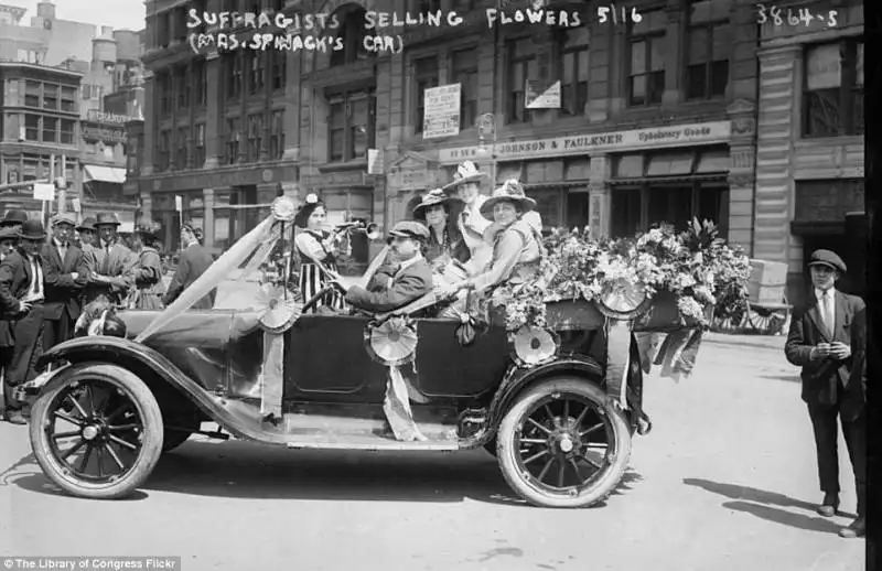 suffragette vendono fiori per la strada