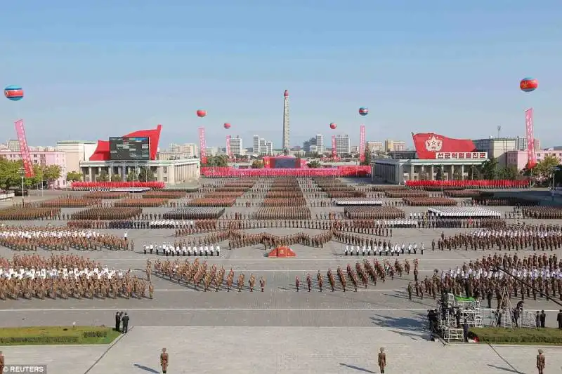 truppe alla parata per il 70 anniversario del partito del lavoro