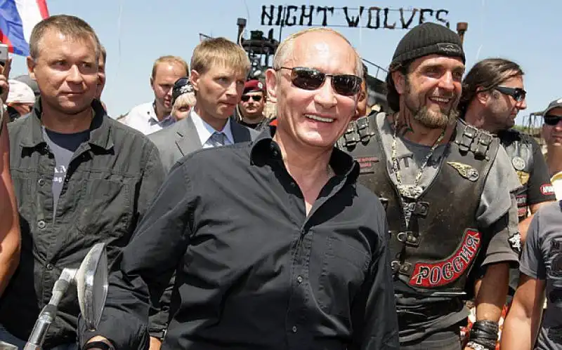 vladimir putin con i night wolves