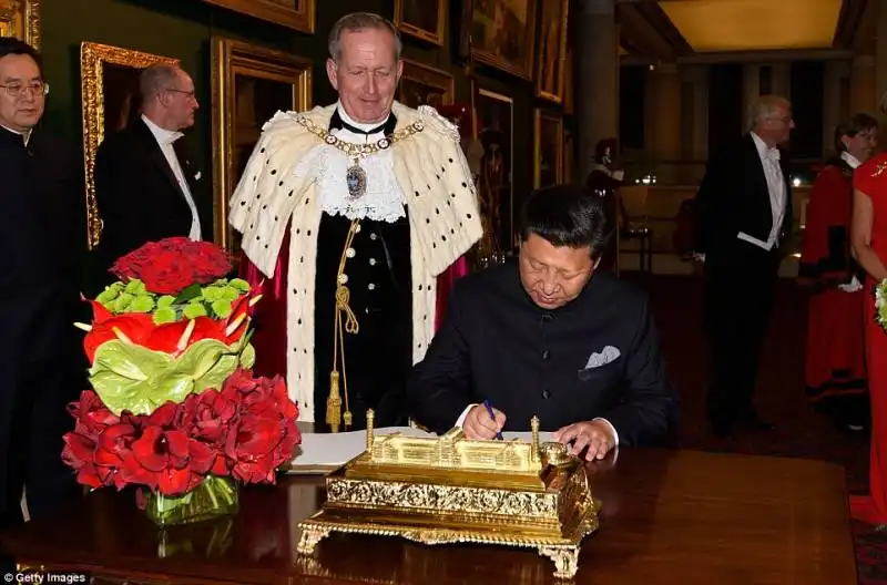 xi jinping firma il libro degli ospiti d onore alla guildhall di londra