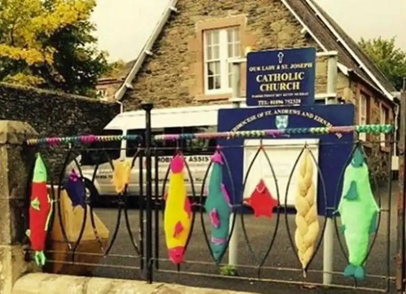 yarn bombing a selkirk   scozia  2