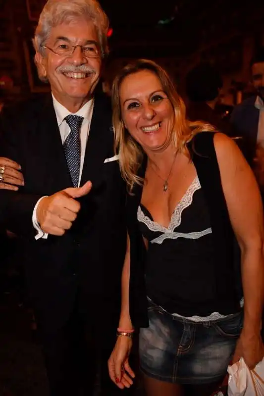 antonio razzi con una sua ammiratrice tiziana rozzia