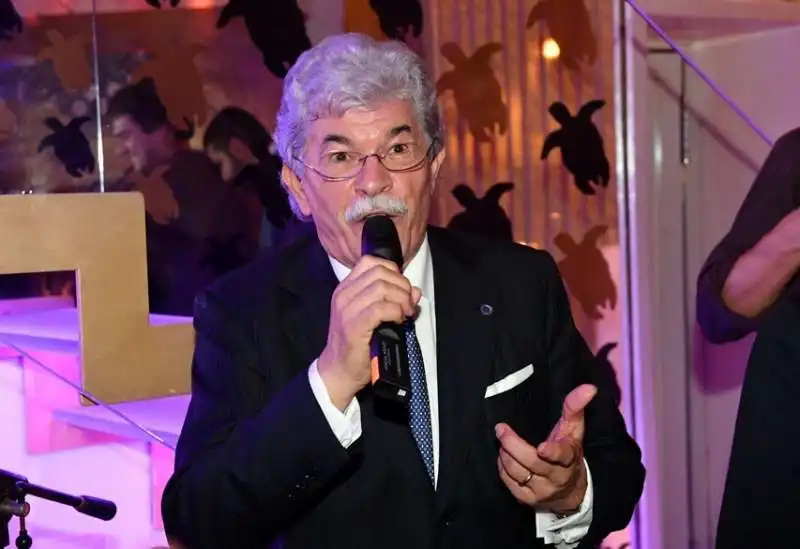 antonio razzi in versione canterina (1)