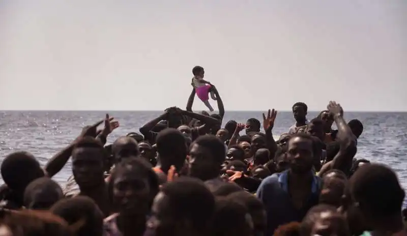 aris messini fotografa i migranti dalla libia  4