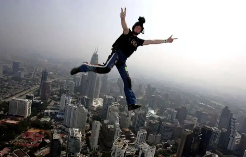 BASE JUMPING