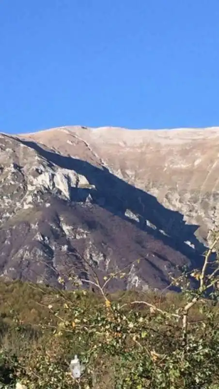 crepe sulle montagne dopo il terremoto    