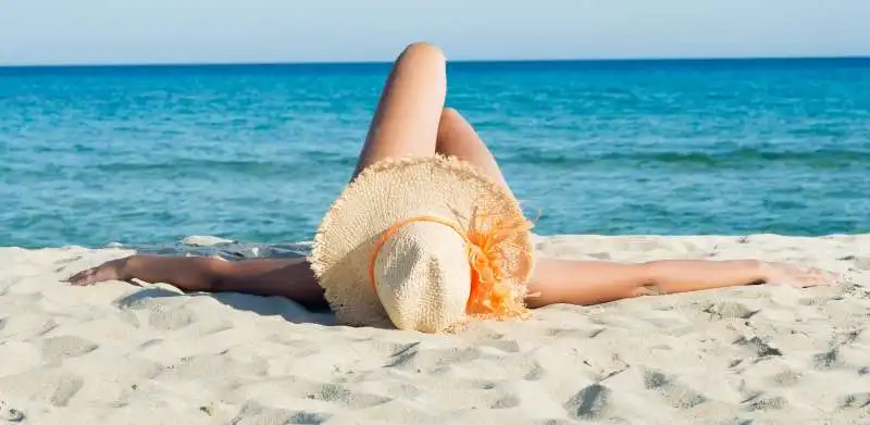 DONNA IN SPIAGGIA