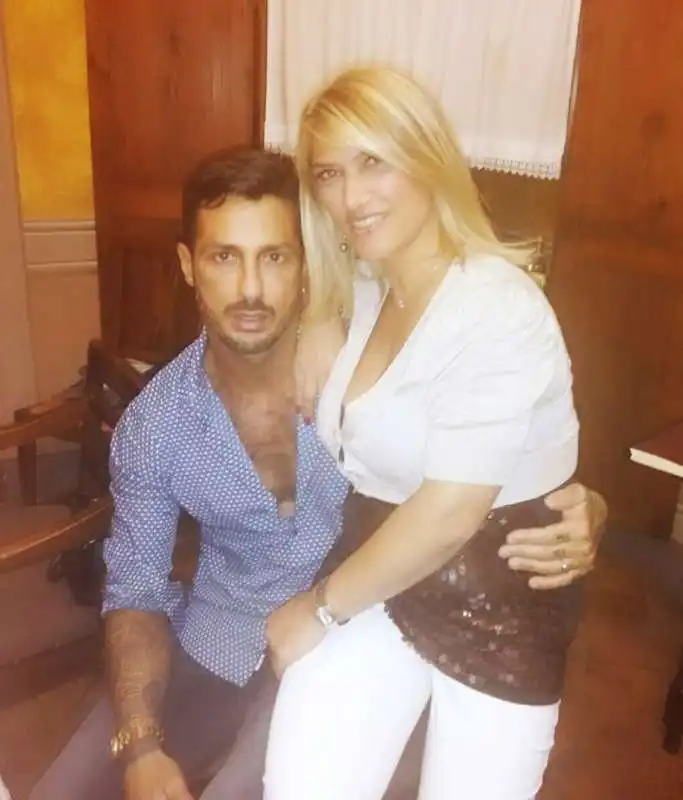 FABRIZIO CORONA CON MAGA EGIZIA