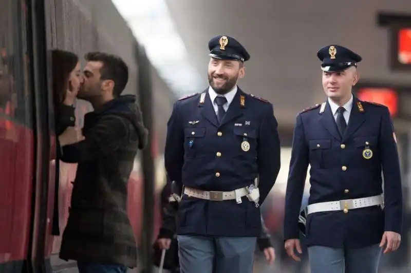 firenze   due fidanzati si salutano baciandosi davanti a due poliziotti