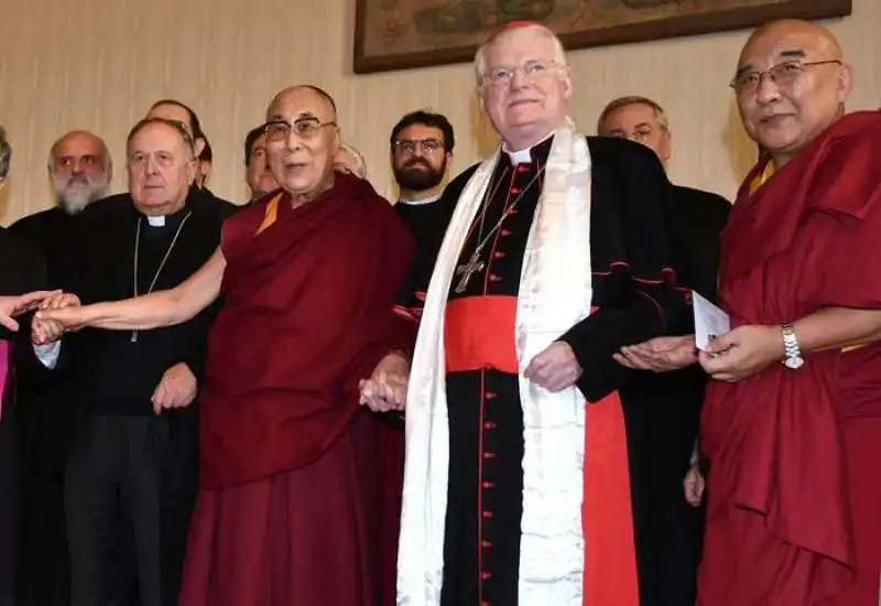 il dalai lama tenzin gyatso e il cardinale angelo scola