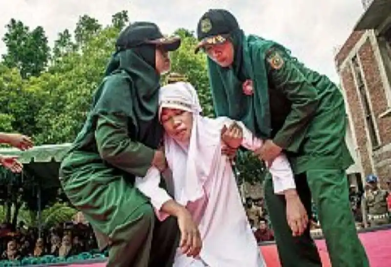 indonesia   ronde femminili per la sharia 