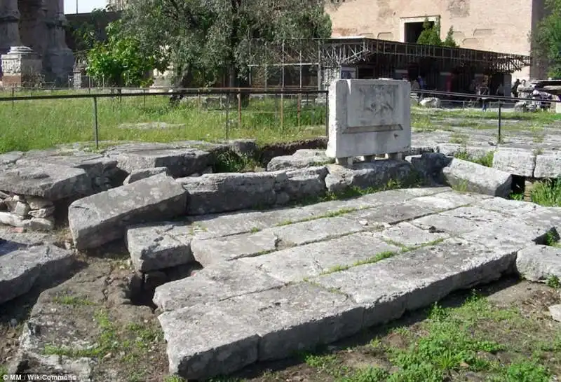 lacus curtius foro romano