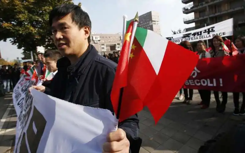 le proteste dei cinesi per il dalai lama a milano   