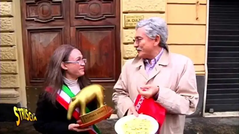 massimo d alema consegna un tapiro a valeria graci di striscia  8