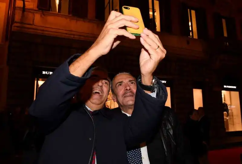 maurizio gasparri fa un selfie con barillari