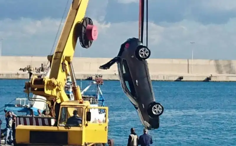 MONOPOLI COPPIETTA SI APPARTA SUL MOLO MA AUTO FINISCE IN MARE