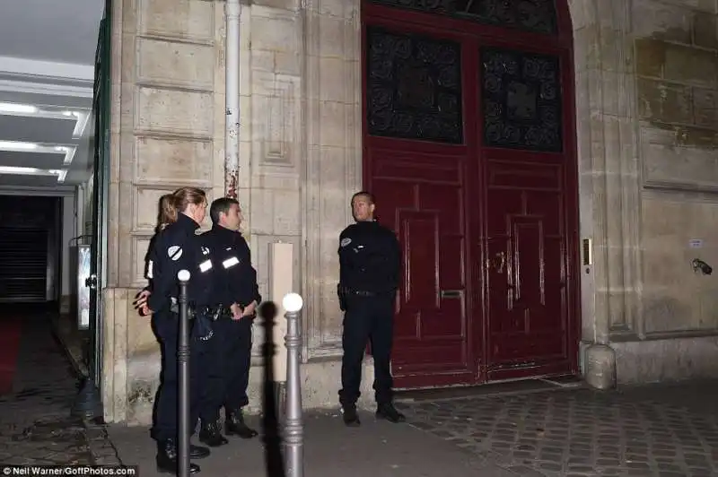 polizia fuori casa kardashian a parigi