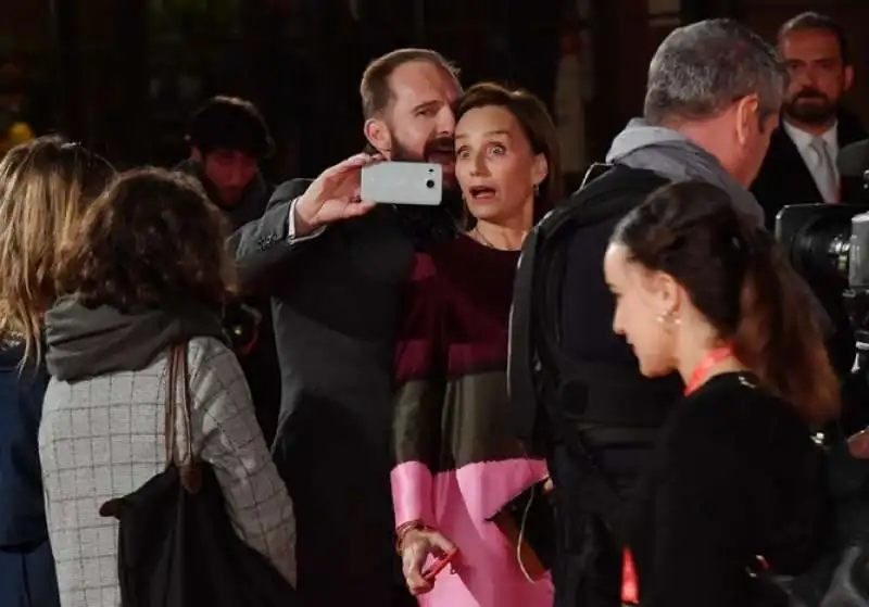 ralph fiennes e kristin scott thomas  si fanno un selfie