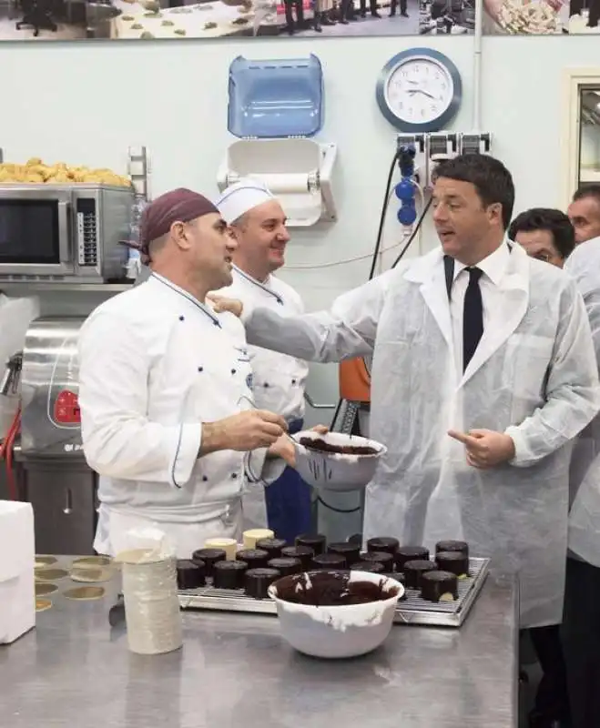 Renzi durante la visita alla pasticceria del carcere di Padova