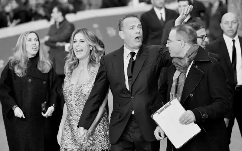 tom hanks e rita wilson salutano il pubblico