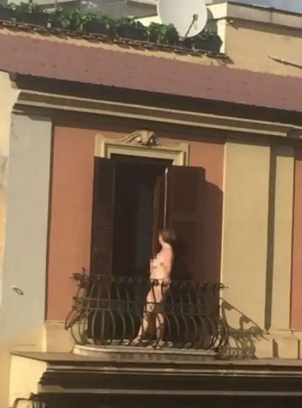 UNA TURISTA NUDA SUL BALCONE A ROMA