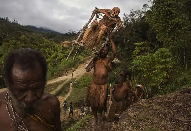 uomo mummificato in nuova guinea 7