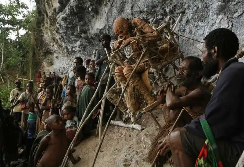 uomo mummificato in nuova guinea