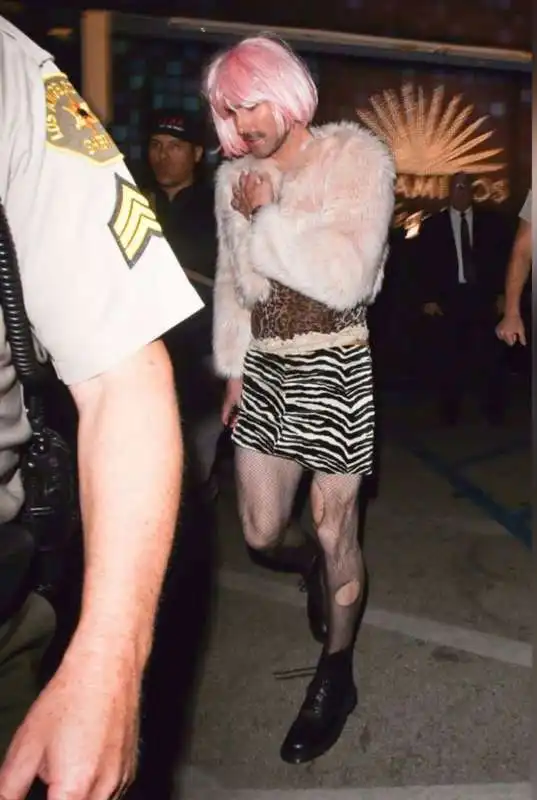 adam levine in parrucca rosa