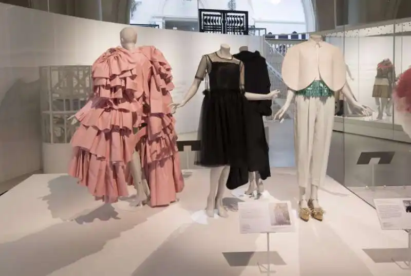 balenciaga shaping fashion al victoria&albert museum di londra