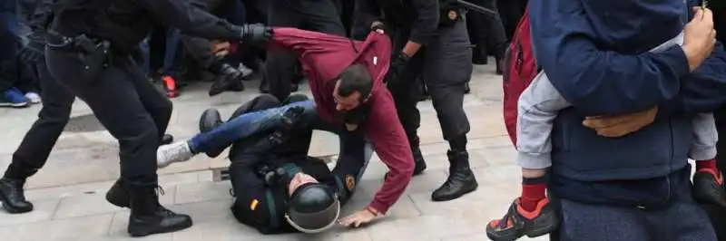 BARCELLONA SCONTRI CON POLIZIA