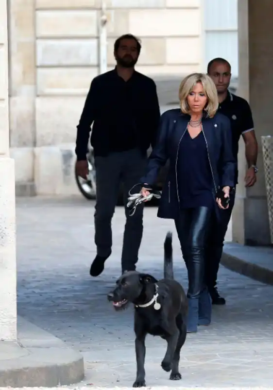 CANE DI MACRON CON BRIGITTE 2