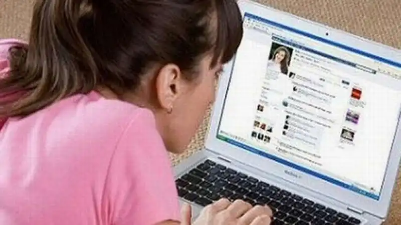 CHAT DI FACEBOOK E FALSE IDENTITA