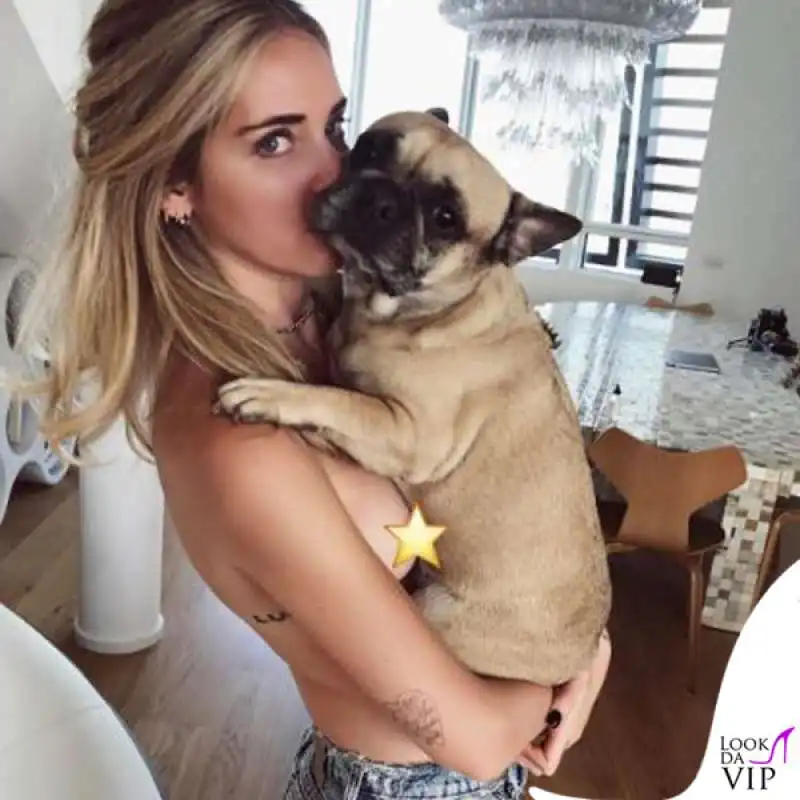 chiara ferragni col carlino matilda come bikini