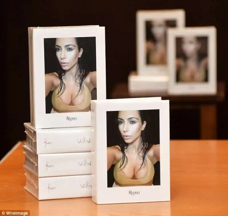 COPERTINA DEL LIBRO DI KIM KARDASHIAN