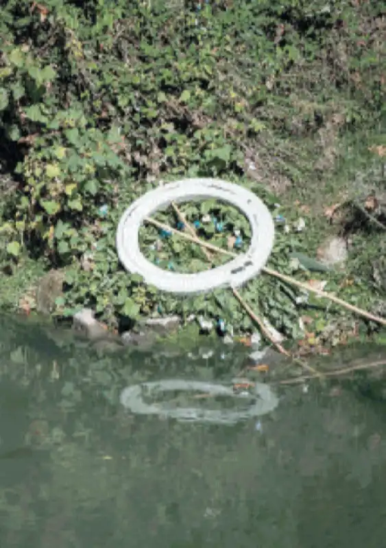 CORONA DI FIORI ELLA LAZIO NEL TEVERE