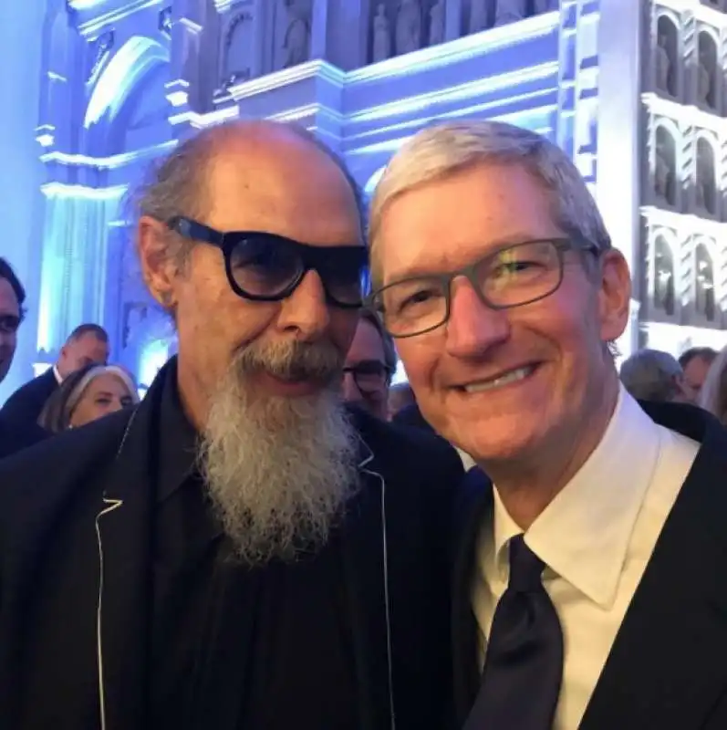 DAGO E TIM COOK