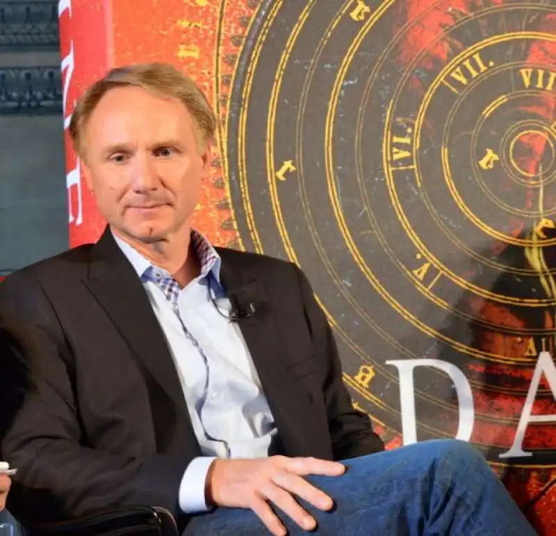 DAN BROWN 