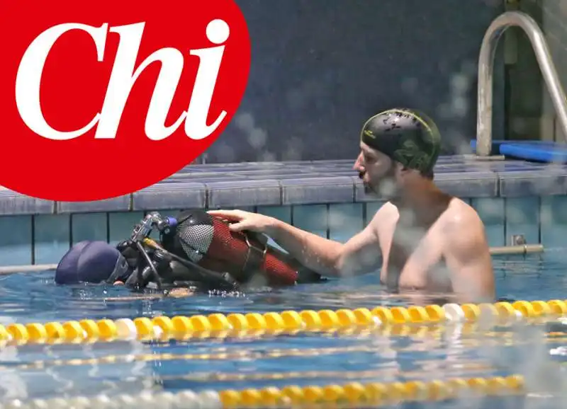 DAVIDE CASALEGGIO IN PISCINA 